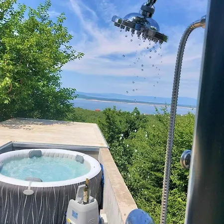 Holiday home Serene With Hot Tub *